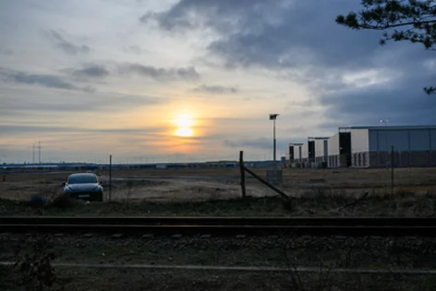 Tesla-Werksgelände Grünheide bei Sonnenaufgang