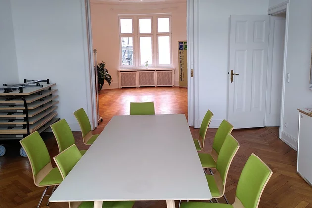 Seminarraum mit Tisch und Stühlen