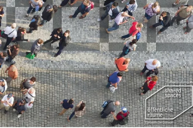 Logo Shared Spaces mit Passanten in Fußgängerzone