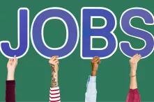 verschiedene Arme halten die Buchstaben J O B S hoch