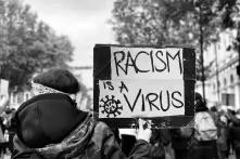 Racism is a Virus auf Plakat bei Demo