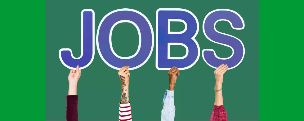 Hände halten blaue Buchstaben J O B S hoch