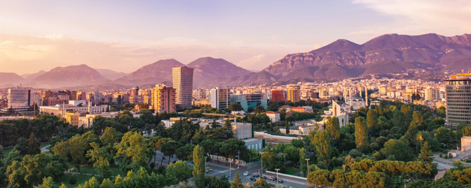 Blick auf das Stadtzentrum von Tirana bei Sonnenuntergang