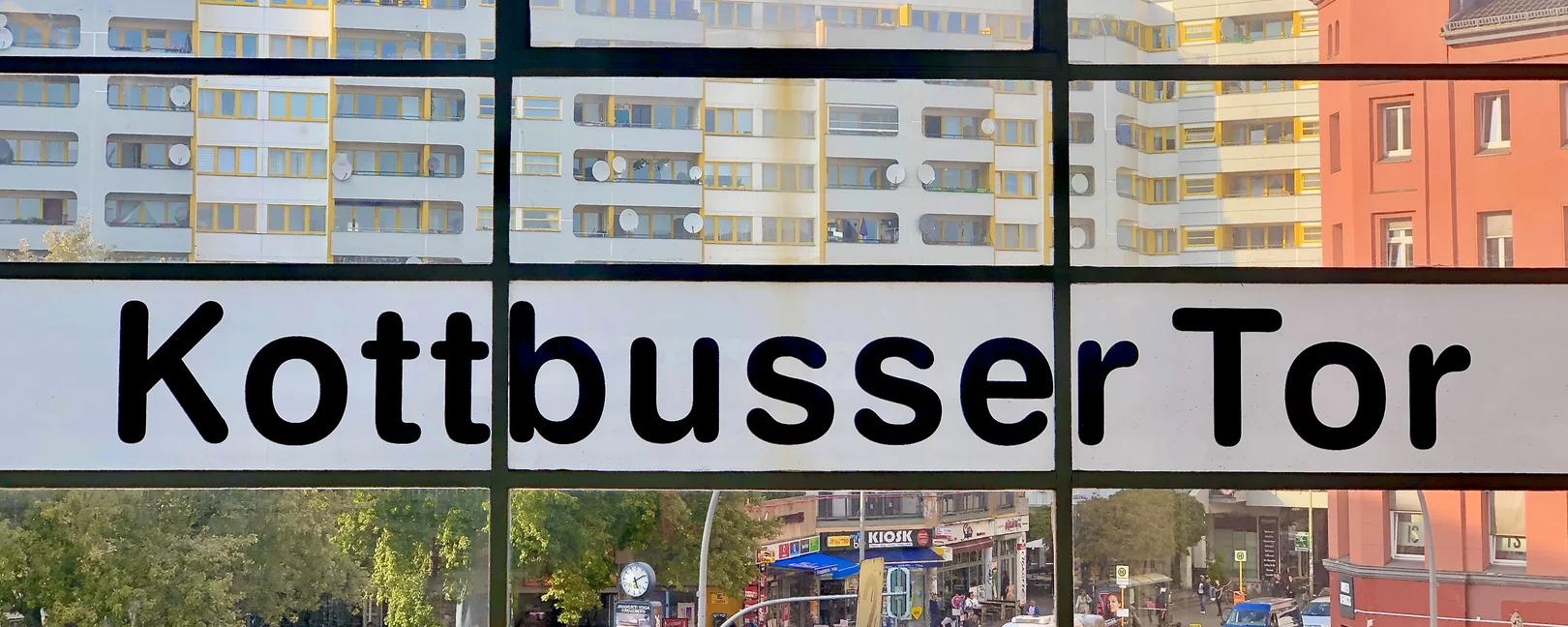 Fensterblick aus dem Hochbahnhof Kottbusser Tor mit Bahnhofsschild