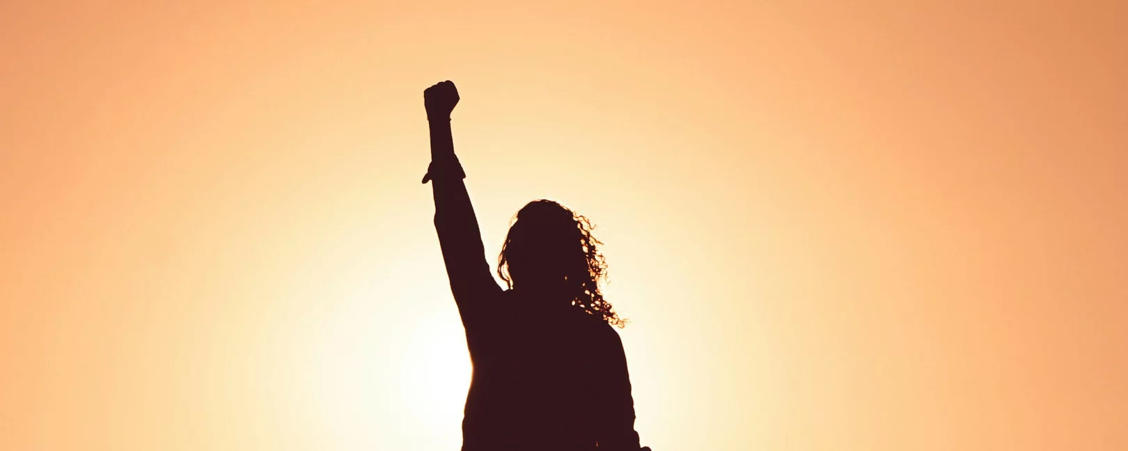 Silhouette einer Frau mit gereckter Faust