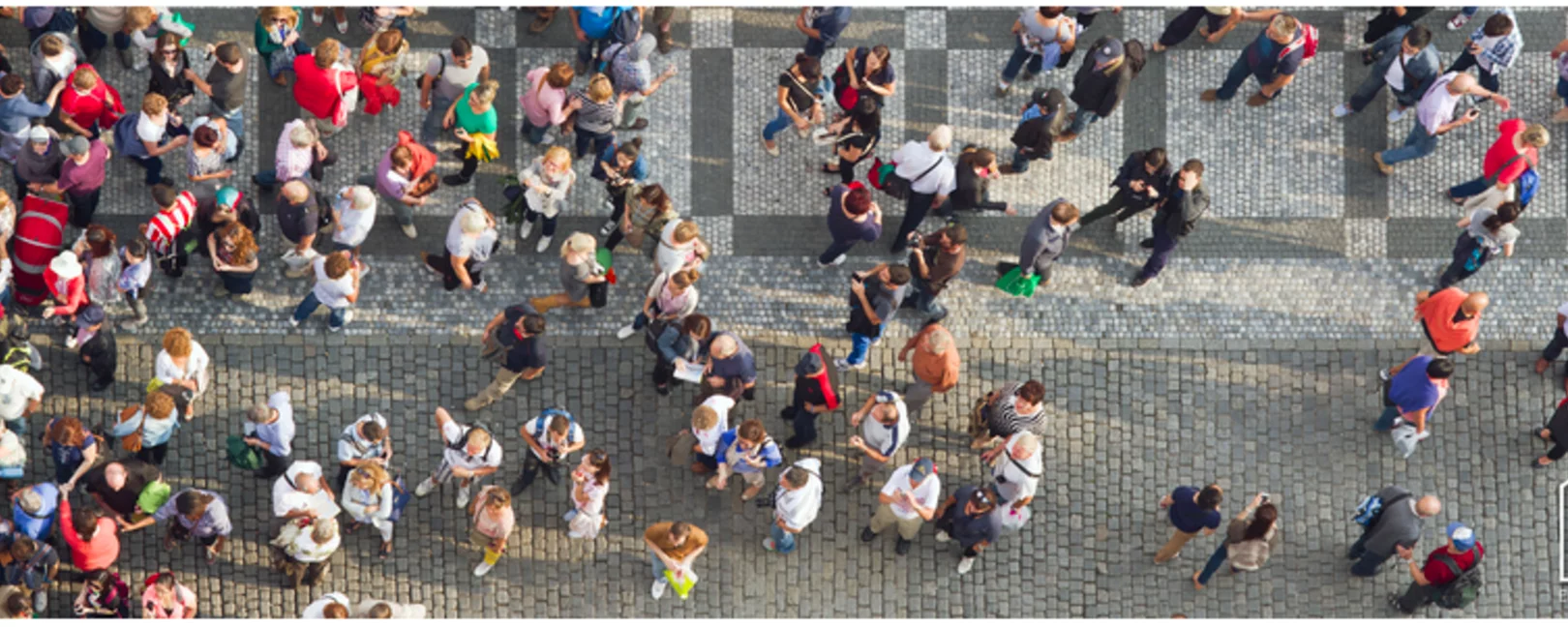 Dronenbild: Menschen auf Fußgängerweg