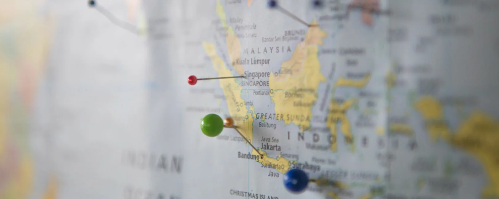 Landkarte mit Stecknadeln