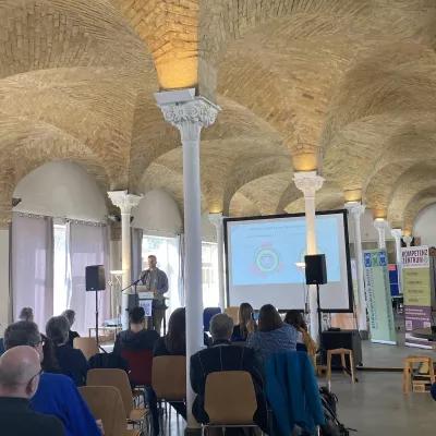 Bild zeigt Vortragssituation mit Teilnehmenden