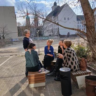 Bild zeigt Teilnehmende in der Pause