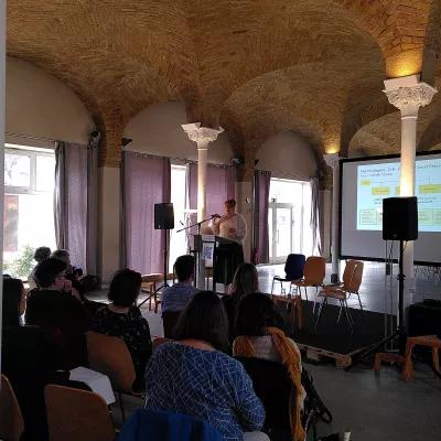 Bild zeigt Vortragssituation mit Teilnehmenden