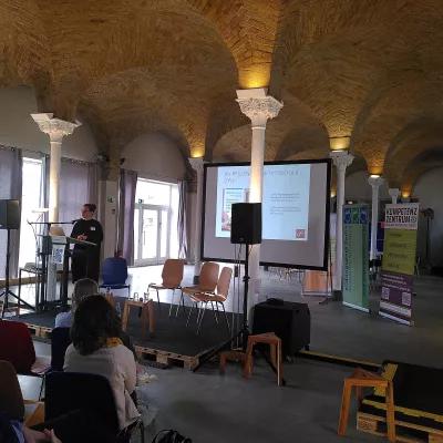 Bild zeigt Vortragssituation mit Teilnehmenden