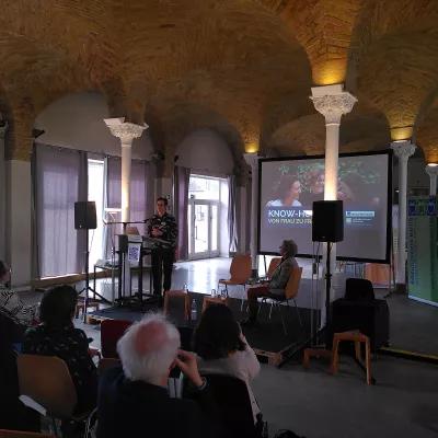 Bild zeigt Vortragssituation mit Teilnehmenden