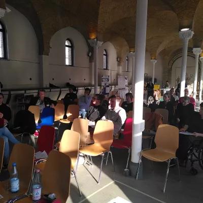 Bild zeigt Teilnehmende in der Diskussion