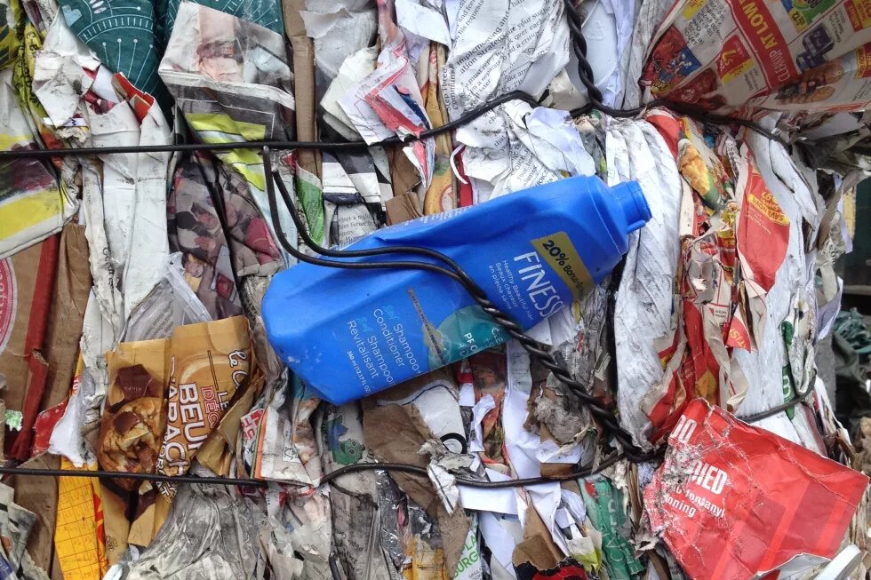 Müll mit blauer Flasche Müll mit blauer Flasche