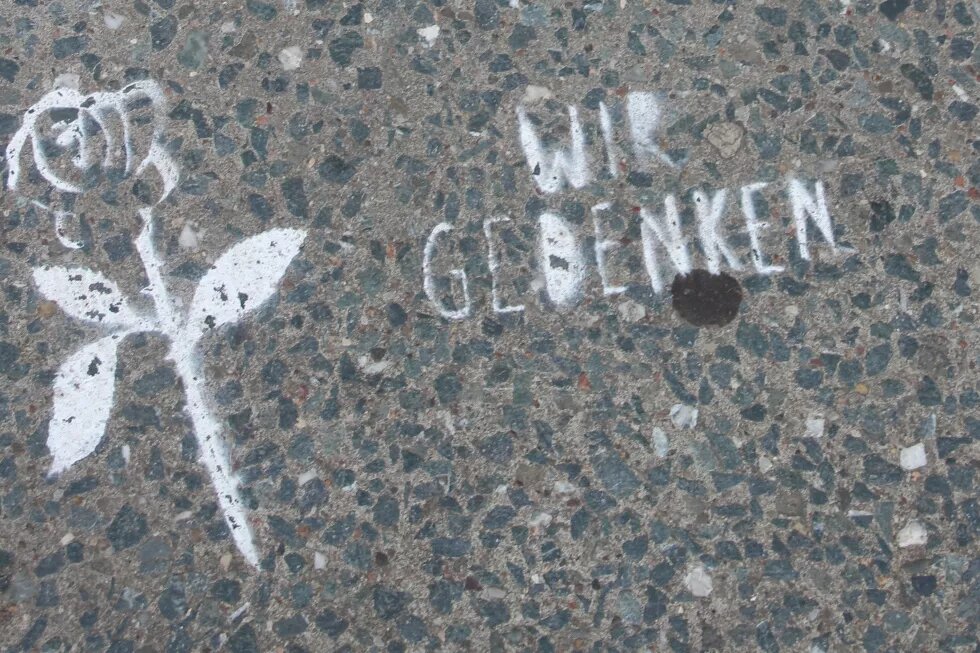 Wir gedenken Wir gedenken auf Gehwegpflaster